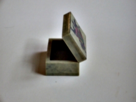 [picture: open jade box from india 39]