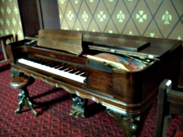 [picture: Square piano]