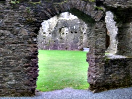 [picture: Restormel Castle 27: Arched doorway]