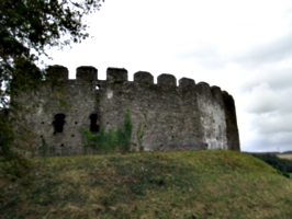 [picture: Restormel Castle 35: Castle wall from the outside]