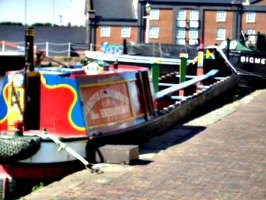 [picture: narrowboat]