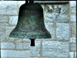 [picture: Cracked Church bell 2]