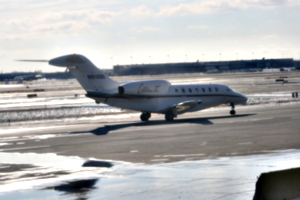 [picture: Chicago airport: A smaller 'plane]