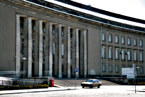 [picture: Curved government building]