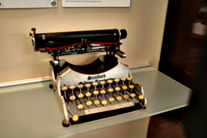 [picture: Standard Folding Typewriter 1 (1907) 1]